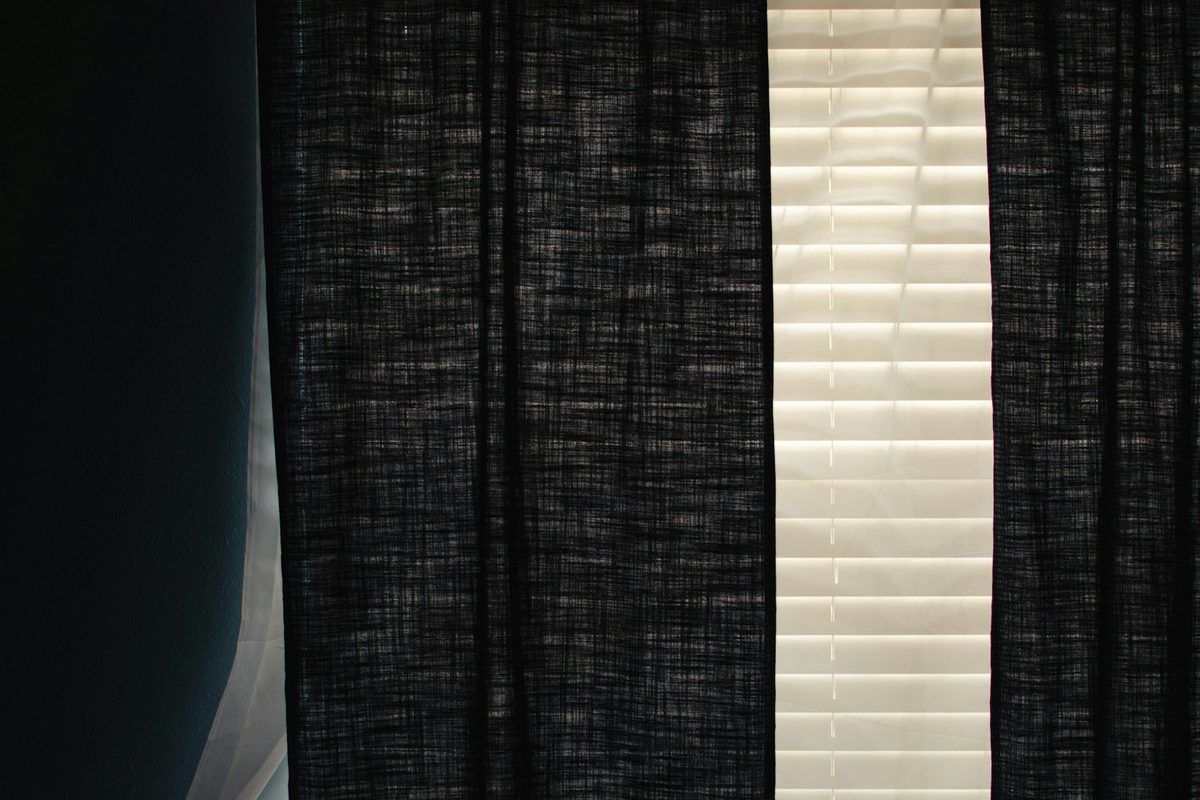 Quarto para Quem Trabalha à Noite: Projeto Completo para Dormir de Dia — Blackout com Voil, Vedação de Luz, Acústica, Climatização e Custo Item a Item