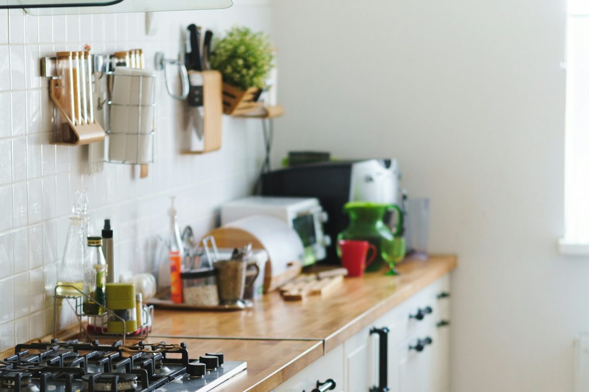 Cozinha de Apartamento Alugado: Como Organizar e Ganhar Espaço sem Furar Azulejo nem Trocar Armário